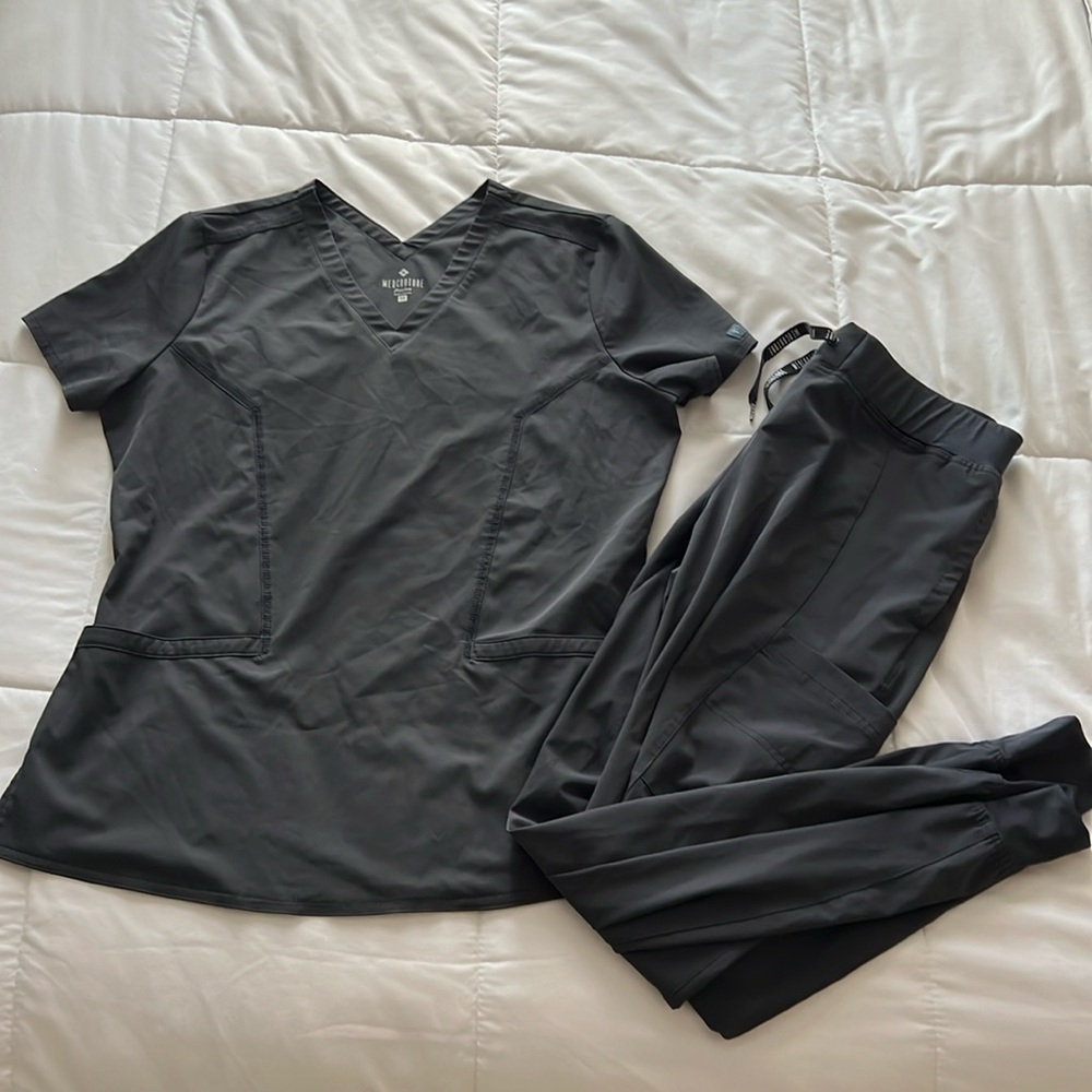 Med couture peaches women’s scrub set in color: Pewter